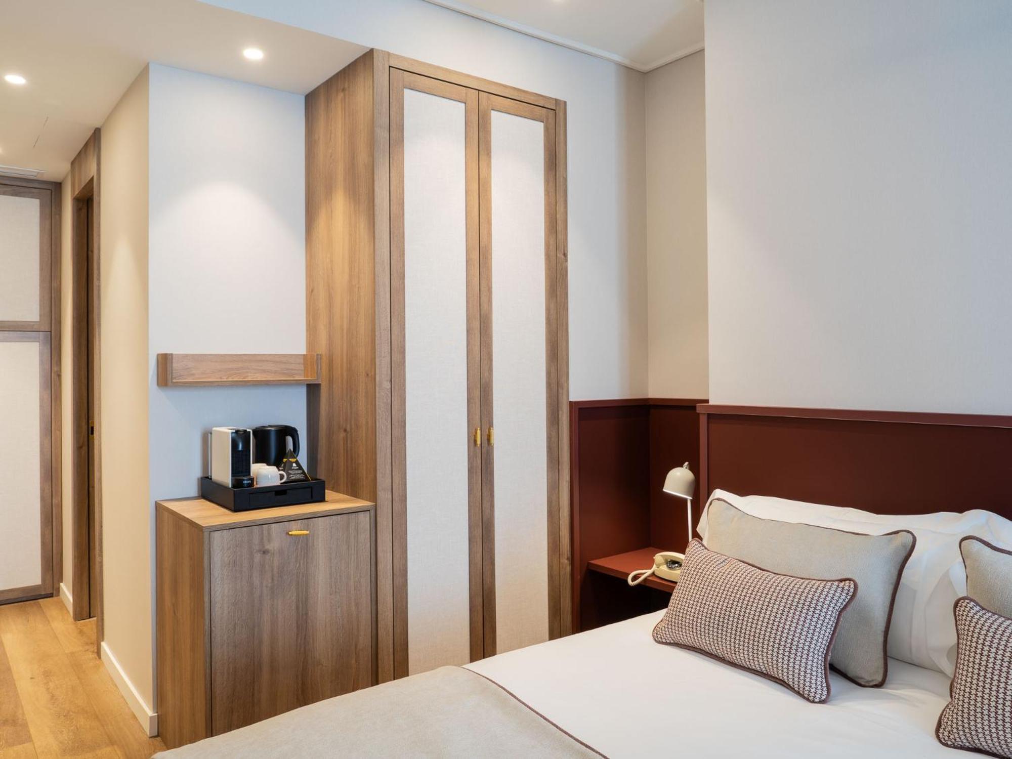 Hotel Well And Come Malaga Room photo